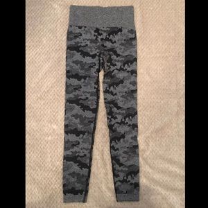 Charcoal camo booty scrunch leggings